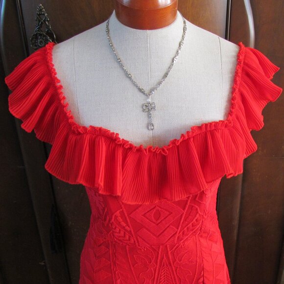 RED LACE DRESS, S-M, SWEETHEART NECKLINE, SHAPELY PARTY FROCK, SPECIAL OCCASION - Picture 2 of 9